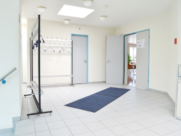 Begr&uuml;ssen Sie Ihre G&auml;ste hier im Foyer. Die Garderobe steht Ihnen und Ihren G&auml;ste nat&uuml;rlich zur Verf&uuml;gung