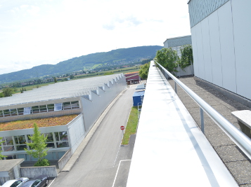 Geniessen Sie draussen auf dem Balkon die frische Luft